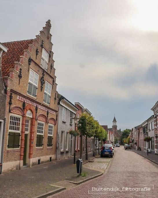 ' Aan De Nieuwstraat ' *